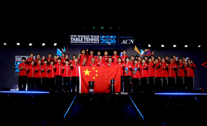 5月10日，中国男队、女队在颁奖仪式上合影。新华社记者 李颖 摄