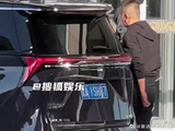邓为出发南京迪奥活动 为为好早，挥挥手好温柔，口罩挡不住帅气