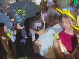 鹿晗演唱会摘挂件赠粉丝，双向奔赴暖心互动