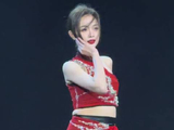 又媚又飒，吴宣仪 红黑搭配把性感和高级感直接焊死！女生看了都疯狂心动
