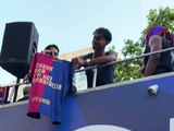 亚马尔从球迷手中拿到了一件球衣： “谢天谢地，我不是皇马球迷”