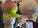 邓哥拿钱赠孩子获鞠躬致谢