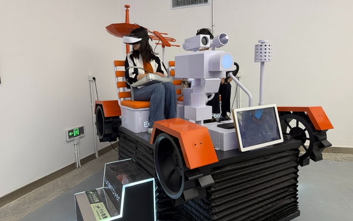 “北京地下城”核心展区内的月球车VR体验设备。新京报记者 田杰雄 摄