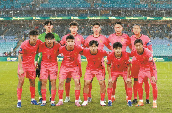             2026年国际足联系列赛，中国队首发球员合影          