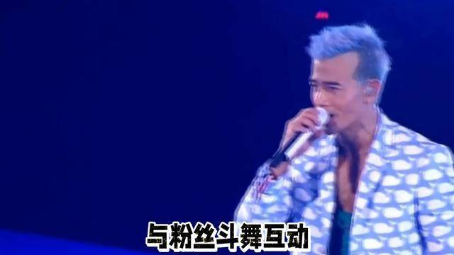  郭富城与草蜢的友谊令人动容，跨越四十年的舞台默契在这场演唱会上展露无遗，也引发全网热议。在流量为王的时代，老一辈艺人的敬业与实力显得尤为珍贵。从《对你爱不完》到《唱这歌》，从四大天王到舞台传奇，郭富城用实力证明，真正的偶像永远不会被岁月击败。这场世纪同台，无疑是今年最值得回味的演唱会名场面。