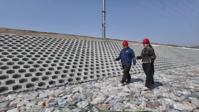 记者在孝庄河幸福河湖项目开发区段现场了解项目建设情况。王晨曦 摄