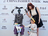 黄一鸣携女闪闪亮相时装周，时尚造型酷似爷爷王健林|上海时装周|王健林|秀场|童星|走秀|黄一鸣