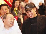 52岁李连杰现身脸部浮肿 患甲亢5年靠中药治疗