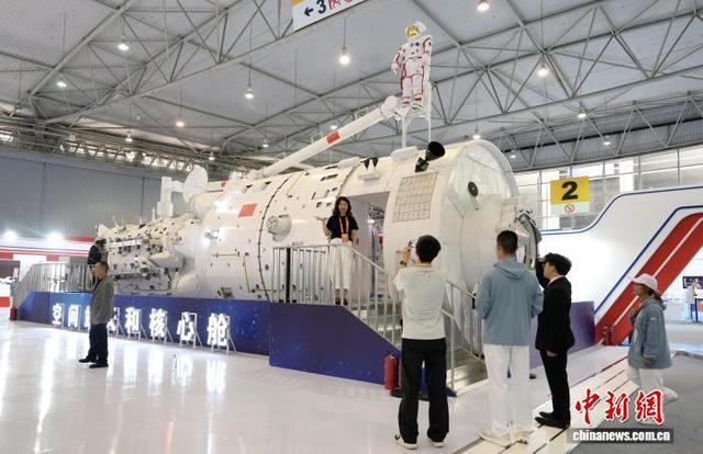 4月24日，2026年中国航天日科普展示活动在四川成都举办，观众在模拟空间站天和核心舱拍照留念。记者 安源 摄