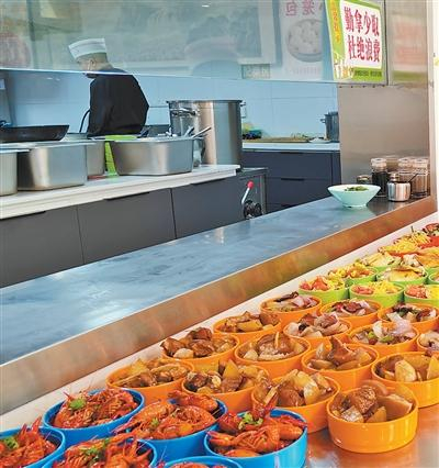 图为社区食堂工作人员准备的餐食。太平路社区供图