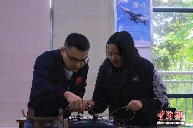 图为在南昌航空大学科技学院的无人机产业学院内，师生正在开展无人机实操教学。付丽玲 摄