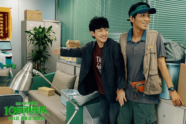 海报和预告片也努力营造温暖治愈的“生命喜剧”氛围，而非悬疑刺激感。