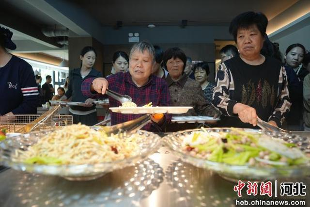 图为河北省隆尧县天一府便民敬老食堂，老人们正在取餐。 张冬茹 摄