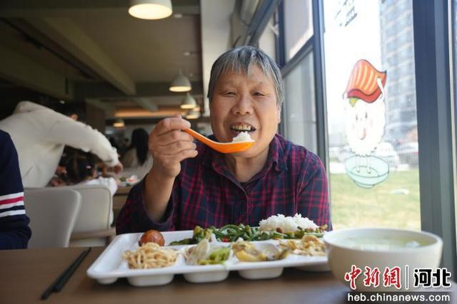 图为河北省隆尧县天一府便民敬老食堂，老人正在就餐。 张冬茹 摄