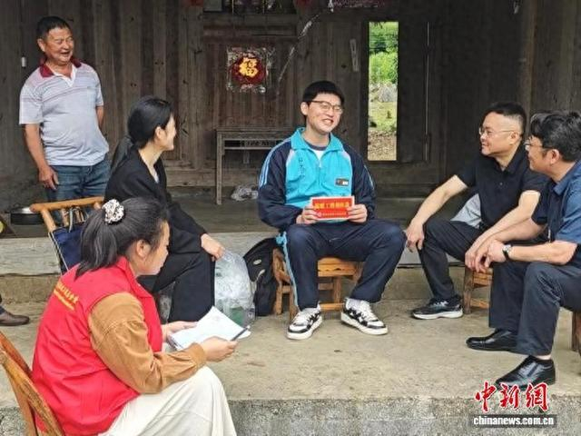 5月12日，关爱“一老一小”公益活动走访现场。 湖南省温暖工程基金会供图