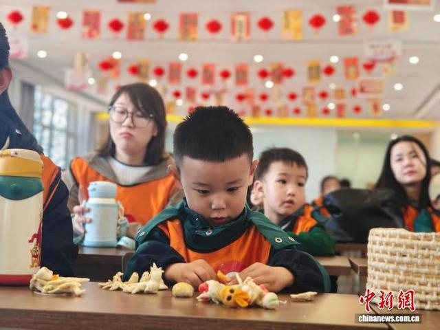 图为小朋友在南村文创基地研学。盖文佳 摄