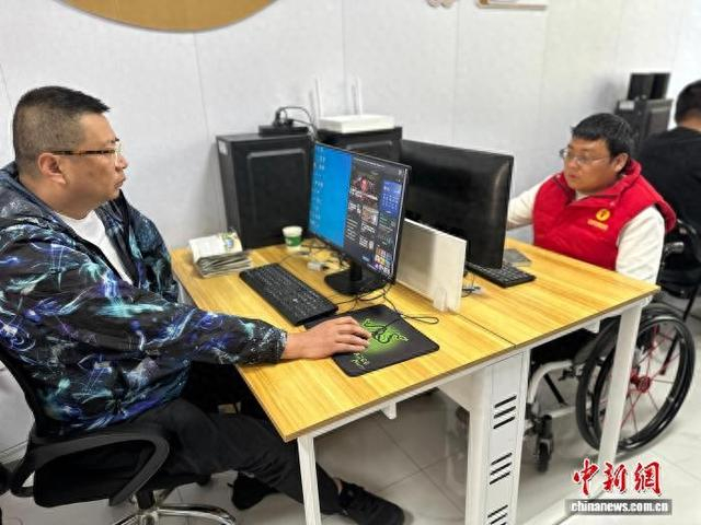 5月9日，兰州市七里河区残疾人日间照料服务省级示范中心AI就业工坊内，残障群体正在进行AI训练师数据标注工作。杨娜 摄