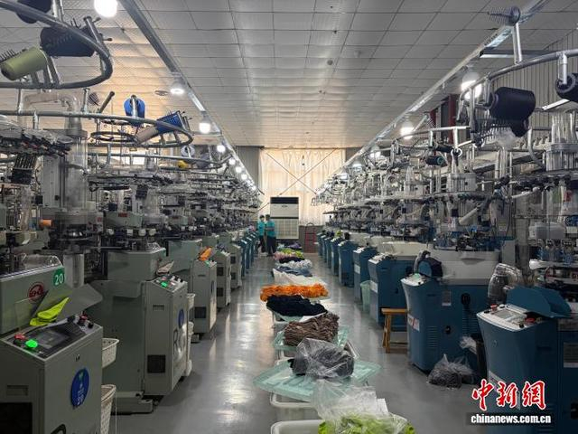5月8日，衡水怡青舒袜业有限公司智能化一体机车间内，机器开足马力赶制订单。 李玉素 摄