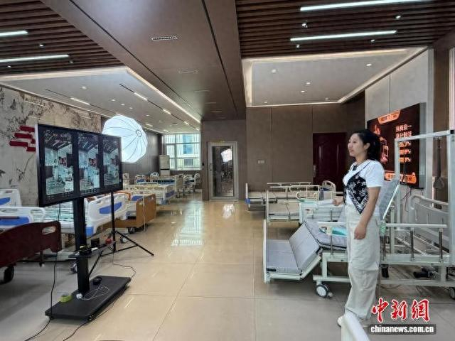 5月8日，河北迈锐医疗器械有限公司内，主播正在通过电商平台讲解产品功能与使用场景。 李玉素 摄