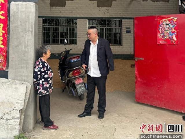 叶茂开展残疾人入户工作，了解残疾人家庭情况及需求。 张璐 摄