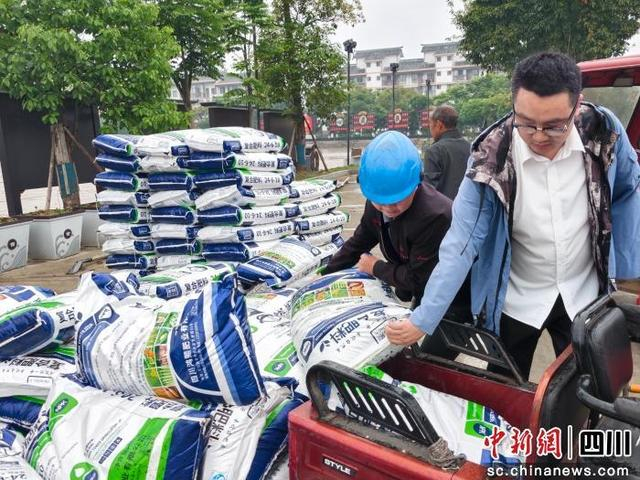 叶茂为残疾人发放扶贫物资。 钟增花 摄