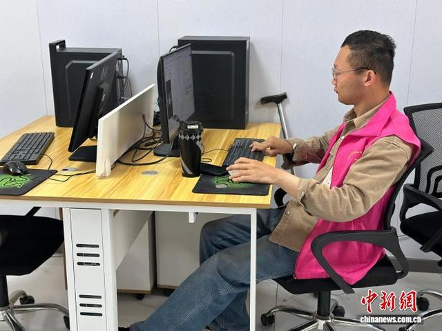 图为残障人士正在工作。杨娜 摄