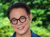 李连杰称曾患甲亢，“是人生中最艰难的时期”，因患病眼球突出无法拍摄，但近年来已控制得较好