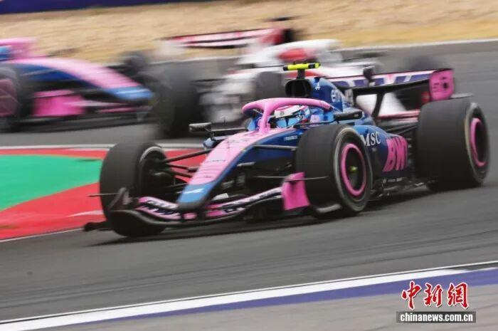 资料图：F1赛车过弯。中新社记者 张亨伟 摄