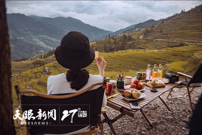 游客在梯田赏景。趣游吧供图
