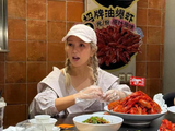 何洁长沙吃小龙虾，瘦身成功后金色麻花辫显少女气质
