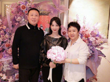 杨紫33岁生日首晒完整全家福:父母托举她从童星到顶流，爱从未缺席!_家庭_气质_网友
