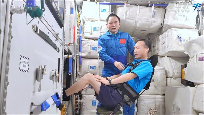 神舟十五号航天员费俊龙准备使用微重力抗阻锻炼装置锻炼