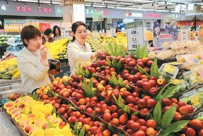 图为5月11日，市民在山东省东营市文汇街道一家超市选购商品。