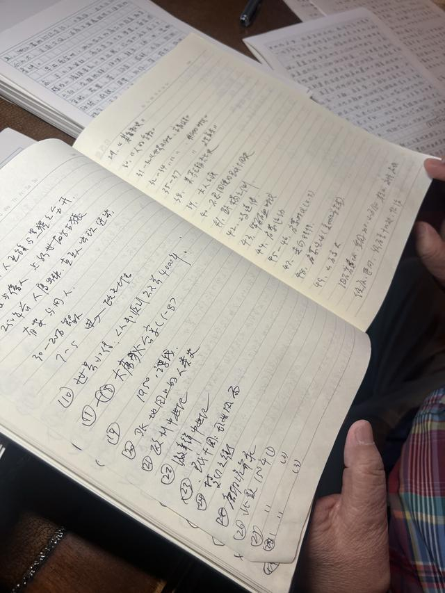笔记本上记录着梁小民今年读过的书。北京日报客户端记者 路艳霞摄