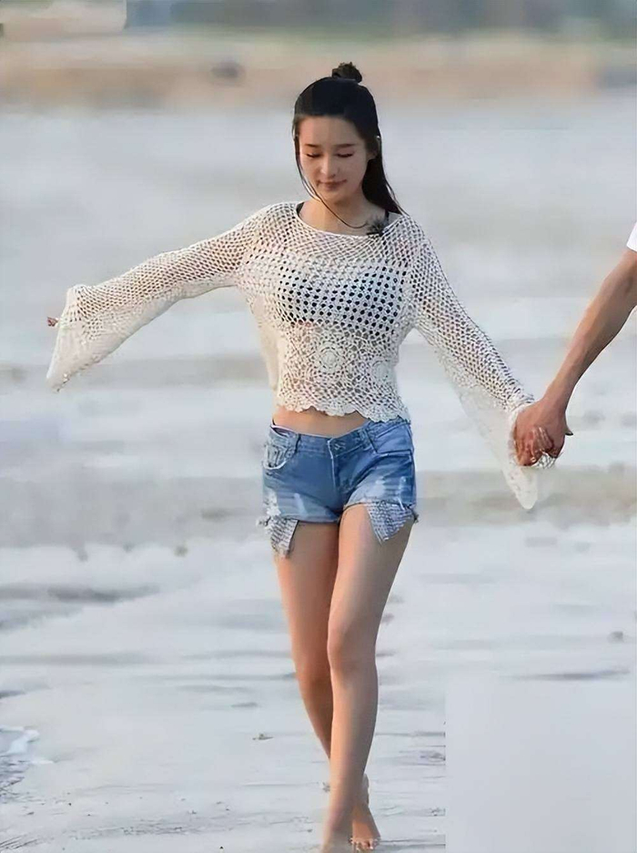  从更宏观的角度来看，这次沙滩照风波，也反映了当代娱乐圈的一种转型。在社交媒体盛行的时代，明星与粉丝的距离被前所未有地拉近。越来越多的明星尝试展现更真实的一面，用真实感拉近与观众的关系。这场风波也引发了关于美的标准的深度讨论：究竟什么才是美？是精心打磨的形象，还是自然随性的本真状态？这个问题没有唯一答案，但无疑会影响未来娱乐圈的审美趋势和公众认知。值得注意的是，在整个事件中，李沁始终选择沉默，没有发表任何回应。这种态度引发了外界诸多猜测：有人认为她是在冷静应对，也有人推测她可能在等待合适时机。业内人士分析认为，短期内这组照片或许会对她的公众形象造成冲击，但从长远来看，这反而可能成为她重塑个人品牌的契机。在当下这个强调真实的时代，敢于展示自我的明星往往更容易获得观众的好感。 这场看似平常的明星八卦，实际上触及了更深层次的社会问题。它像一面镜子，映射出我们对完美的执着与内心的矛盾，也折射出当代社会审美观念的多元性和复杂性。明星形象的多面性是必然的：舞台上，他们需要呈现最佳状态；私下里，他们也有权利展示最真实的自己。如何在公众形象与自我本真之间找到平衡，成为每个明星必须面对的课题。李沁沙滩照事件虽然渐渐平息，但它带来的思考远未结束。它提醒我们，在欣赏明星光鲜亮丽的同时，也应给予他们保留真实自我的空间和尊重。毕竟，真实与完美，从未是对立的两面，而是可以共存的美好。