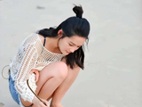 李沁沙滩素颜照曝光!网友瞬间炸锅:卸妆前后判若两人?