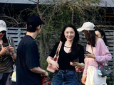 黄晓明董璇佟丽娅三亚偶遇，超配合路人拍照接地气