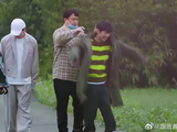 这友谊实名羡慕！何炅穿太少，黄磊把自己衣服给他