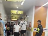 胡金秋应该没事，赛后走得挺好