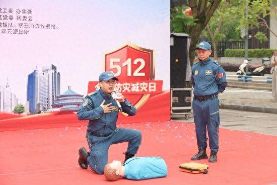 图为救援队员现场示范。 谭超平 摄
