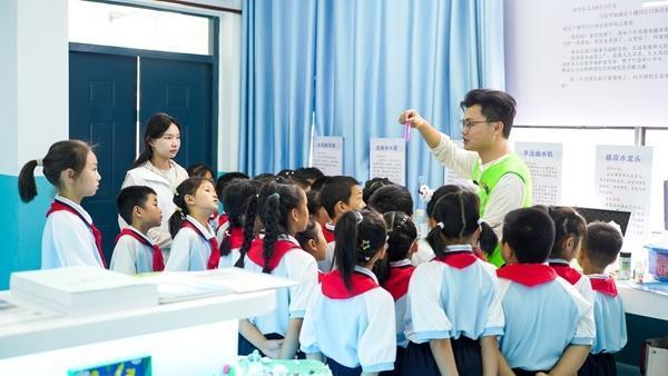 在丹江口市天津路小学，全国青联委员、十堰九色鹿水生态推广中心负责人吴勇正在开展“水韵科学探秘之旅”科普活动。受访者供图