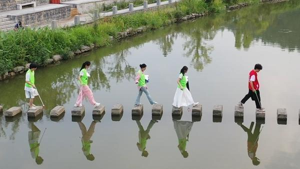 在丹江口市天津路小学，全国青联委员、十堰九色鹿水生态推广中心负责人吴勇正在开展“水韵科学探秘之旅”科普活动。受访者供图