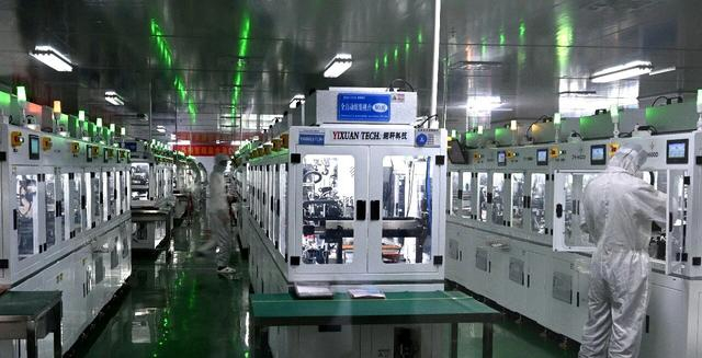 图为中光学集团棱镜数字镀膜车间。南阳市委宣传部 供图