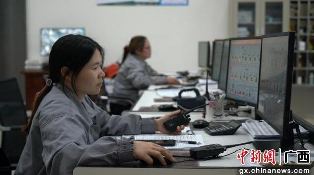 图为南宁比亚迪新材料有限公司内，工作人员正在紧张工作。韦艳 摄