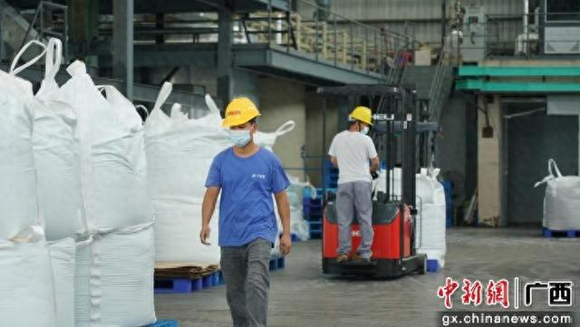 图为广西智亮新材料股份有限公司的工作人员正在检查产品情况。韦艳 摄
