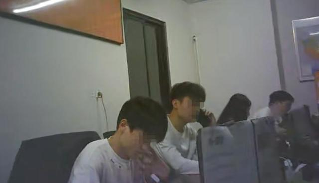 晚上8点，一家教培机构外呼团队正在拨打学生家长电话。上游新闻记者 苏笃 摄