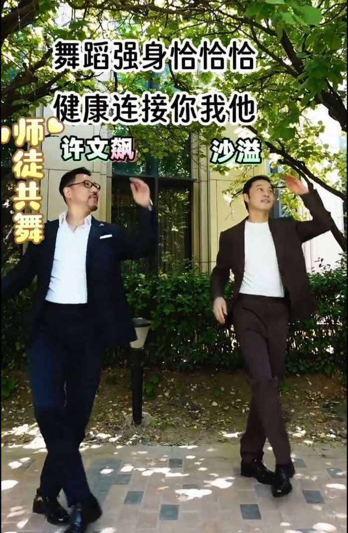  谁能想到，这个在综艺节目里抱着大碗吃饭的中年大叔，竟用一年时间减掉了36斤体重？沙溢的减肥秘诀其实并不复杂：每天2小时高强度训练，器械、跑步、游泳轮番上阵，出差时行李箱里必备阻力带。有一次，他在剧组凌晨收工后，还拉着助理去酒店健身房加练。饮食上更是严格，彻底戒掉了最爱的东北锅包肉，每顿仅以水煮菜和鸡胸肉为主。连老搭档刘涛见到他都愣了半天：你谁啊？我差点没认出来！ 这一场逆袭的背后，是一个演员对职业的敬畏。为了贴合新电影《飞驰人生3》中反派商人的冷峻气质，沙溢主动减重塑形，甚至刻意晒黑皮肤以增强视觉冲击力。从军艺校草，到油腻大叔，再到如今的棱角男神，沙溢用行动证明：岁月不败美人，自律的人同样能逆袭时光。正如网友感叹：看着沙溢跳舞的样子，突然觉得自己的减肥计划也能提上日程了！