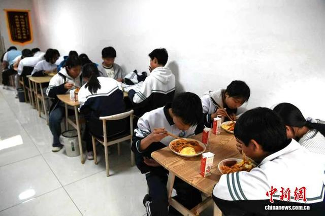 图为学生们在“助学小院”用餐。 梅镱泷 摄
