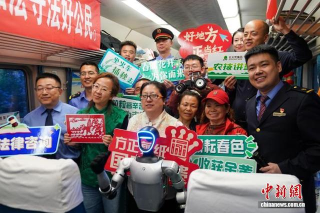 5月13日，黑龙江哈尔滨，插秧客、列车员等在车厢内合照。 赵宇航 摄