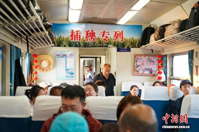 5月13日，黑龙江哈尔滨，插秧客在车厢内。赵宇航 摄